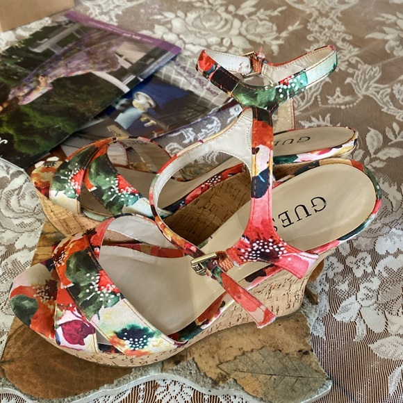 GUESS WATERCOLOR WEDGE SANDALS EUC SIZE 7 M - Picture 5 of 8